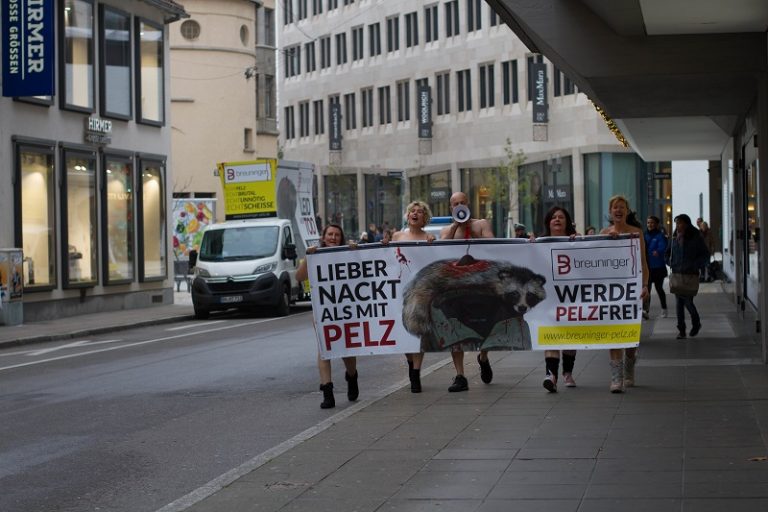 Stuttgart Nackte Aktivisten Demonstrieren Gegen Pelze Bei Breuninger